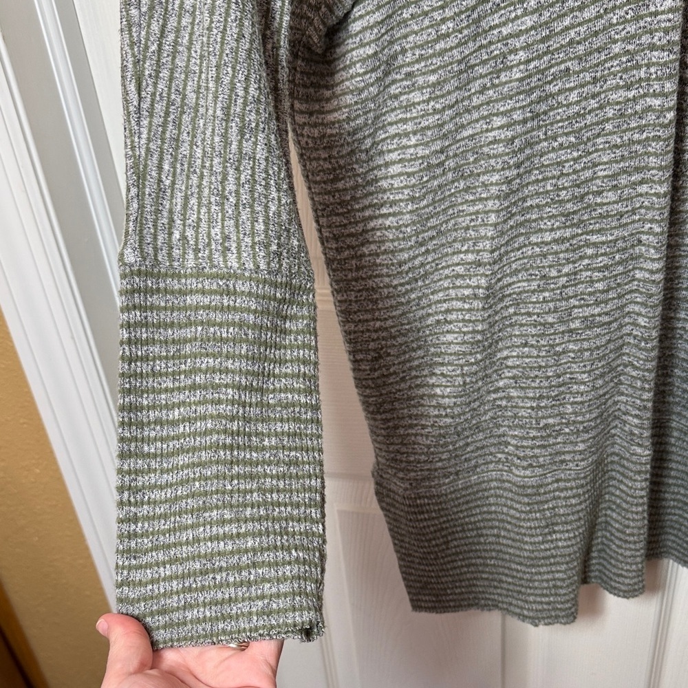 BKE Gray V-Neck Sweater - Picture 4 of 11